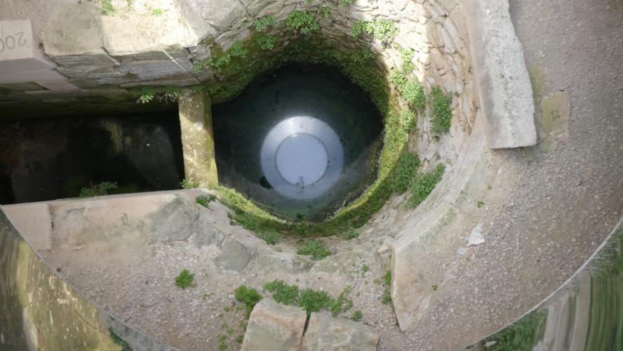 Le puits à Dromos