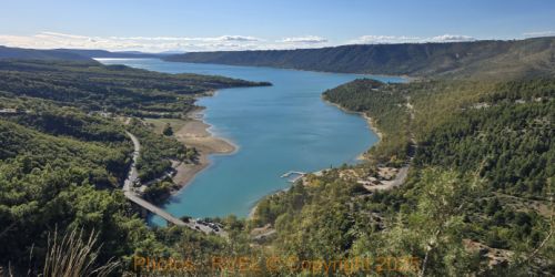 Les Gorges du Verdon, entre panoramas et routes vertigineuses.