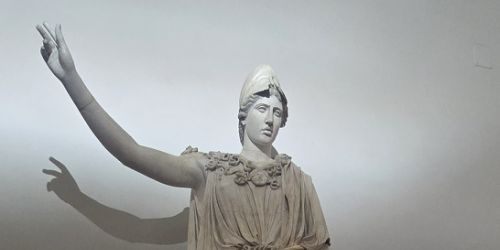 Statue greco-romaine de la déesse Athéna ou Minerva, dieu de la sagesse.